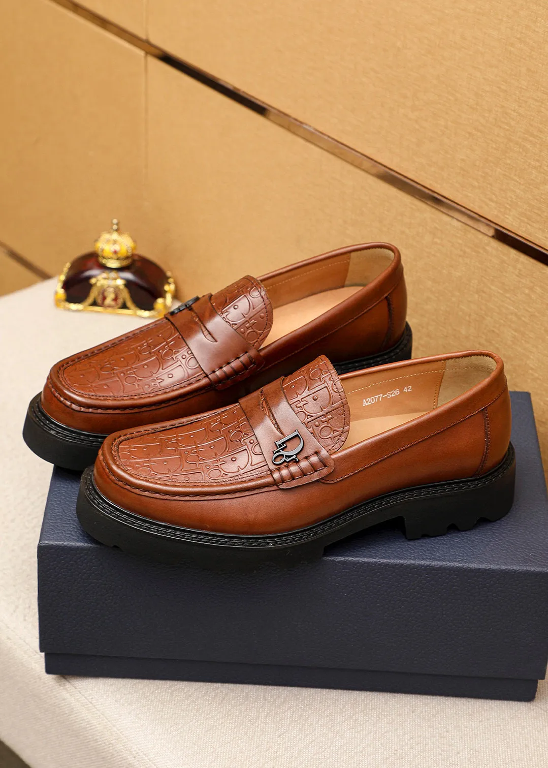 Men's shoes 💰480 💐 Product trademark: Dior "Dior" casual leather shoes Regular size: 39-44 (45🉑️customized) Product materials: Selected Italian imported first-layer calfskin embossed upper + classic hardware buckle, imported water-dyed 🐂 cowhide lining. Strong three-dimensional visual effect, original outsole color: 1⃣️color optional
